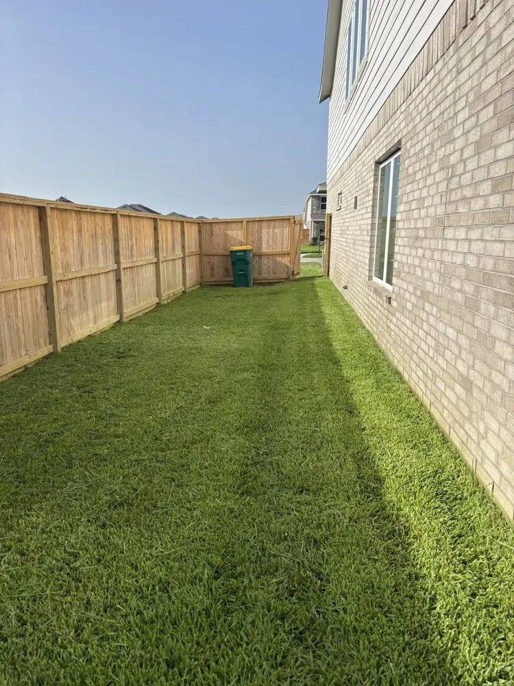 Trusted lawn mowing service in Rosharon, TX by Gomez landscaping