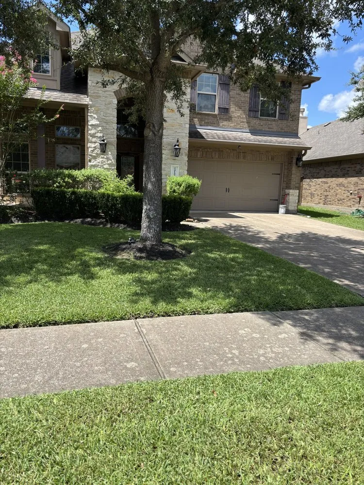 Affordable lawn care service in Rosharon, TX by Gomez landscaping