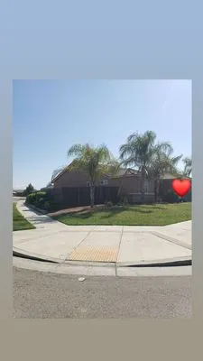 Gomez lawn care Logo