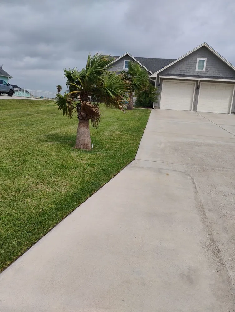 Top-rated lawn mowing service in Rockport, TX by Gon Landscaping