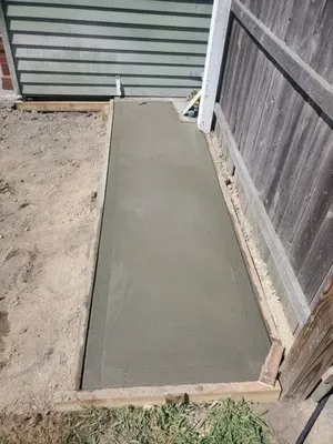 Gonsalves Lawncare And Construction Logo