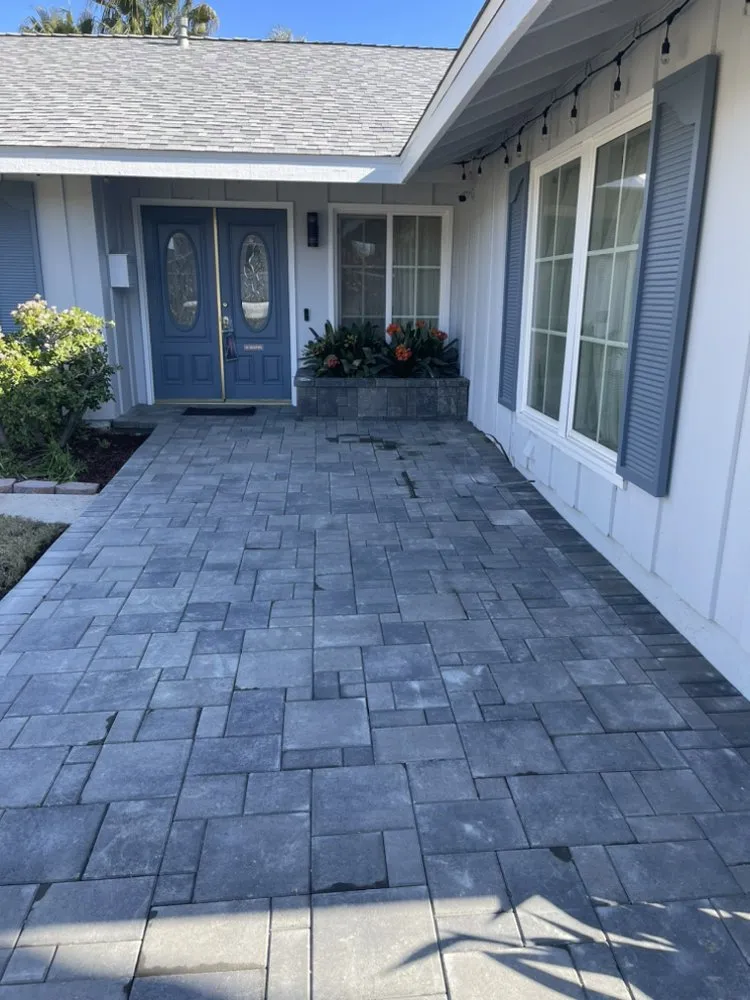 Top-rated garden landscaping in Laguna Niguel, CA by Gonzalez Masonry