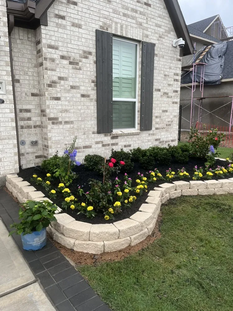 Custom yard cleanup service in League City, TX by Gonzalez’s landscaping