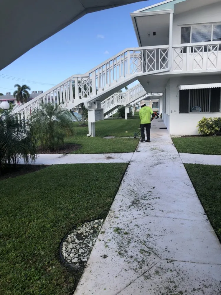 Professional lawn care service in Lantana, FL - Gonzalo’s Lawn Services