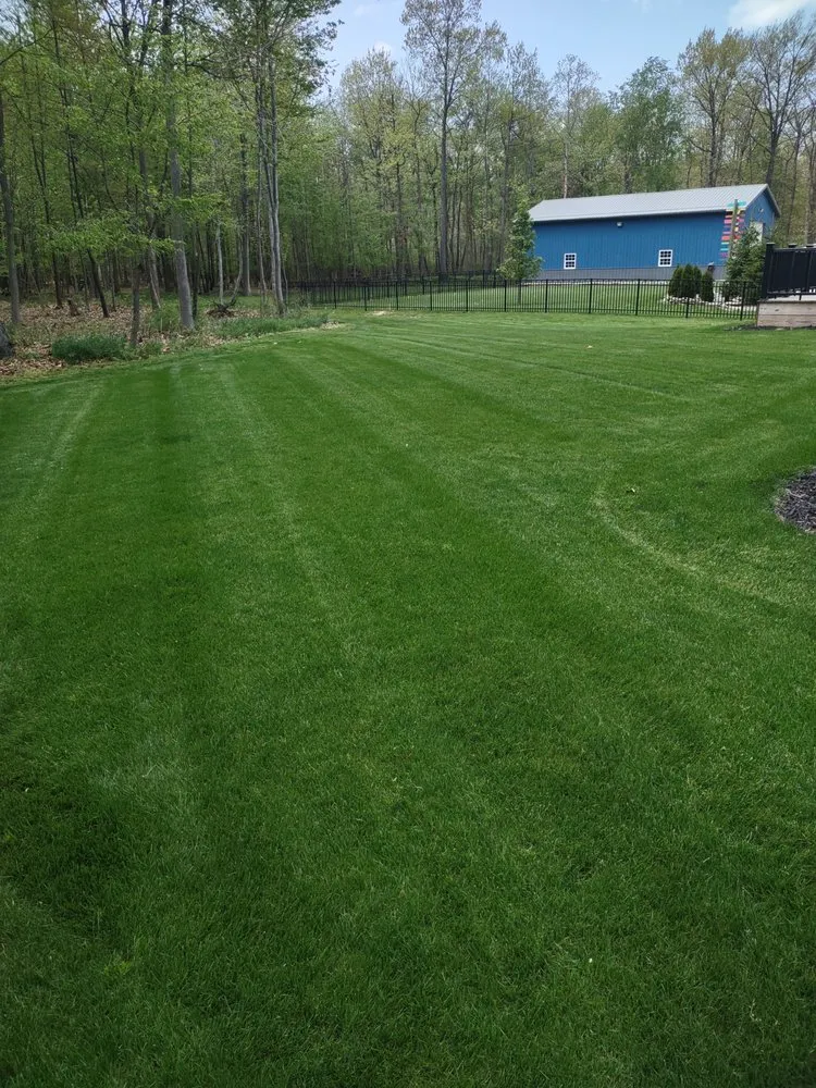 Professional outdoor landscaping experts serving Bellevue, OH - Good help Property maintenance