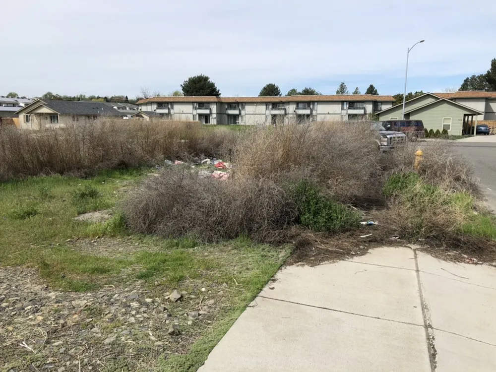 Custom garden landscaping in Pasco, WA by G&R Lawn Maintenance