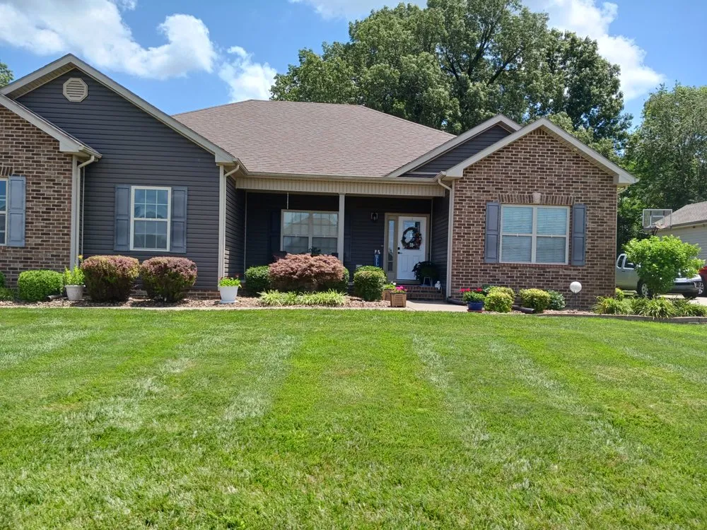 Top-rated lawn mowing service in Madisonville, KY by Gracefull Grinds