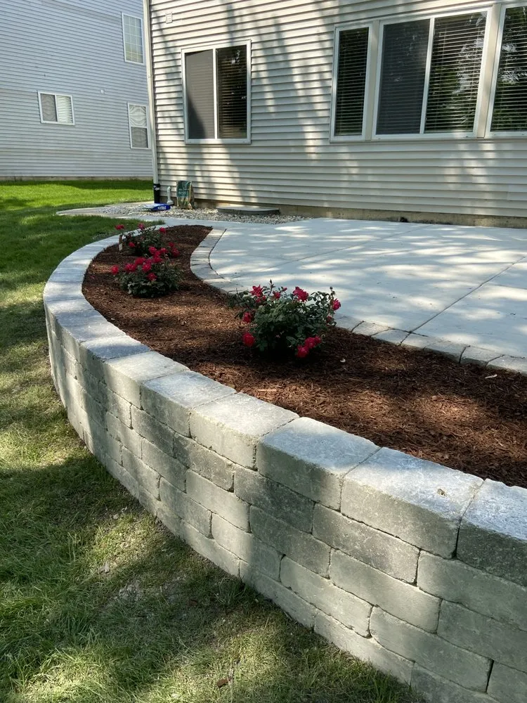Custom residential landscaping in Warrenville, IL - Gracias Hardscape & Landscape