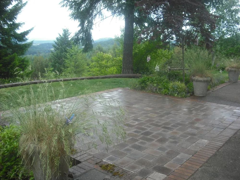 Professional lawn care service experts serving Eugene, OR - Graham Landscape and Design