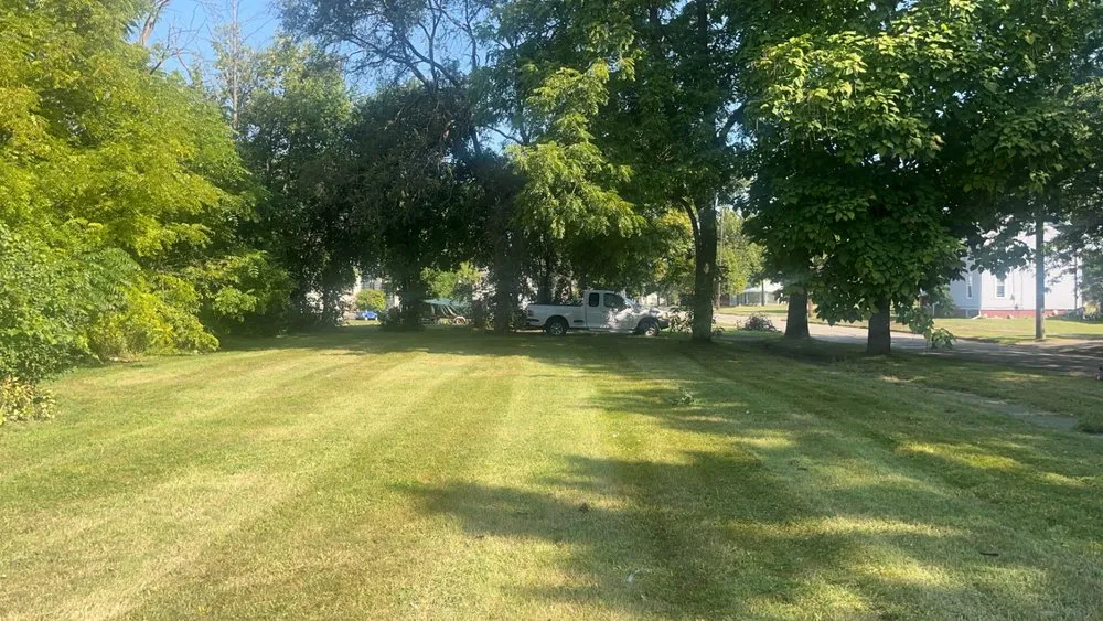 Affordable lawn mowing service experts serving Saginaw, MI - Gran Lawn Care