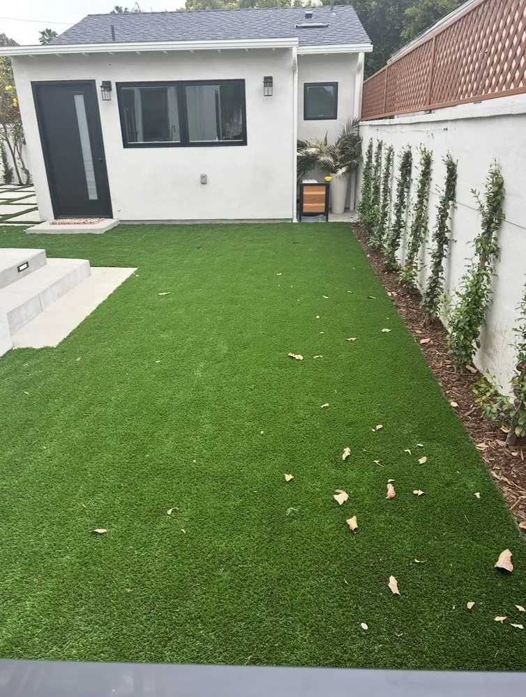 Custom lawn mowing service near you in Inglewood, CA by Grannde Landscaping