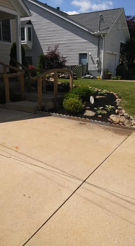 Affordable lawn mowing service in Akron, OH by Grantham Lawn Care And Design