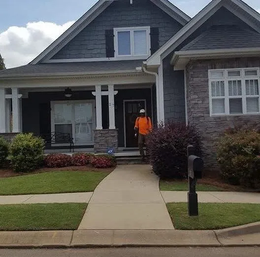 Professional lawn care service experts serving Columbia, SC - Grass Cutters