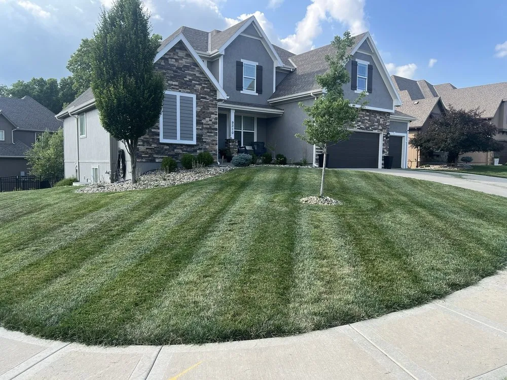 Top-rated lawn mowing service in Holt, MO by Grass Geeks
