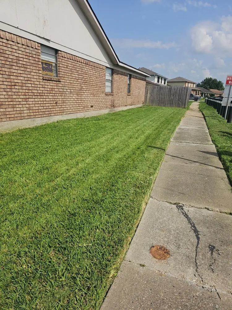 Local lawn mowing service in New Orleans, LA by Grass Genie