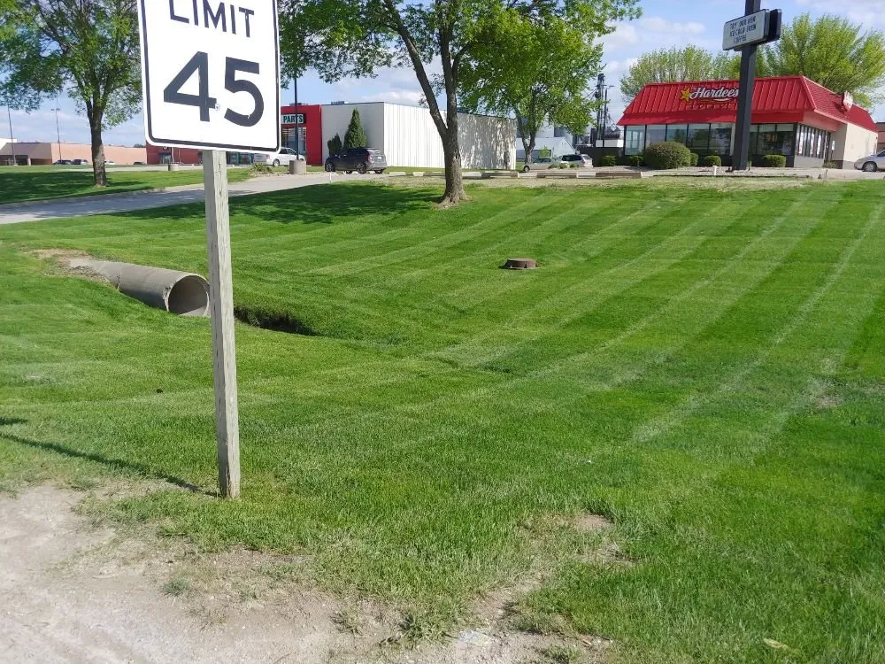 Professional landscaping services experts serving Des Moines, IA - GRASS GRABBERS Lawn & Landscape