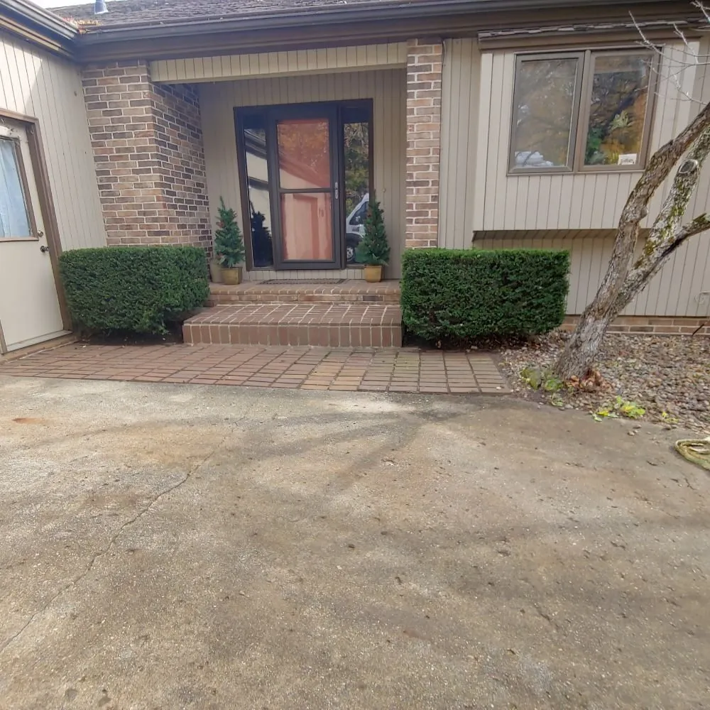 Expert outdoor landscaping in Des Moines, IA - GRASS GRABBERS Lawn & Landscape