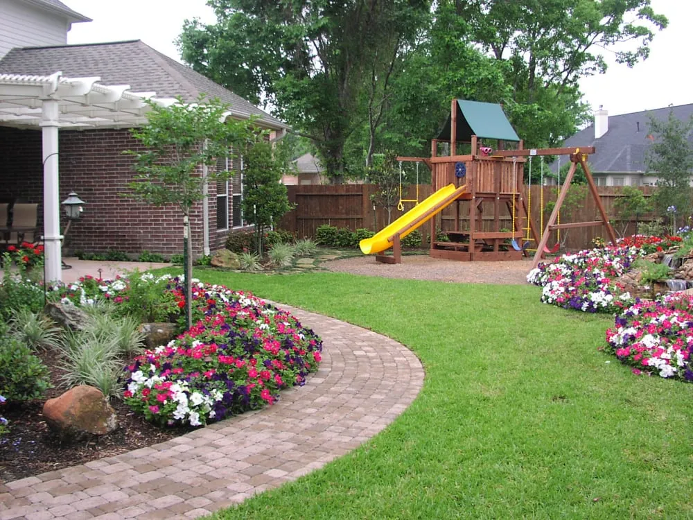 Custom lawn care service for homes across Houston, TX - Grass Hopper