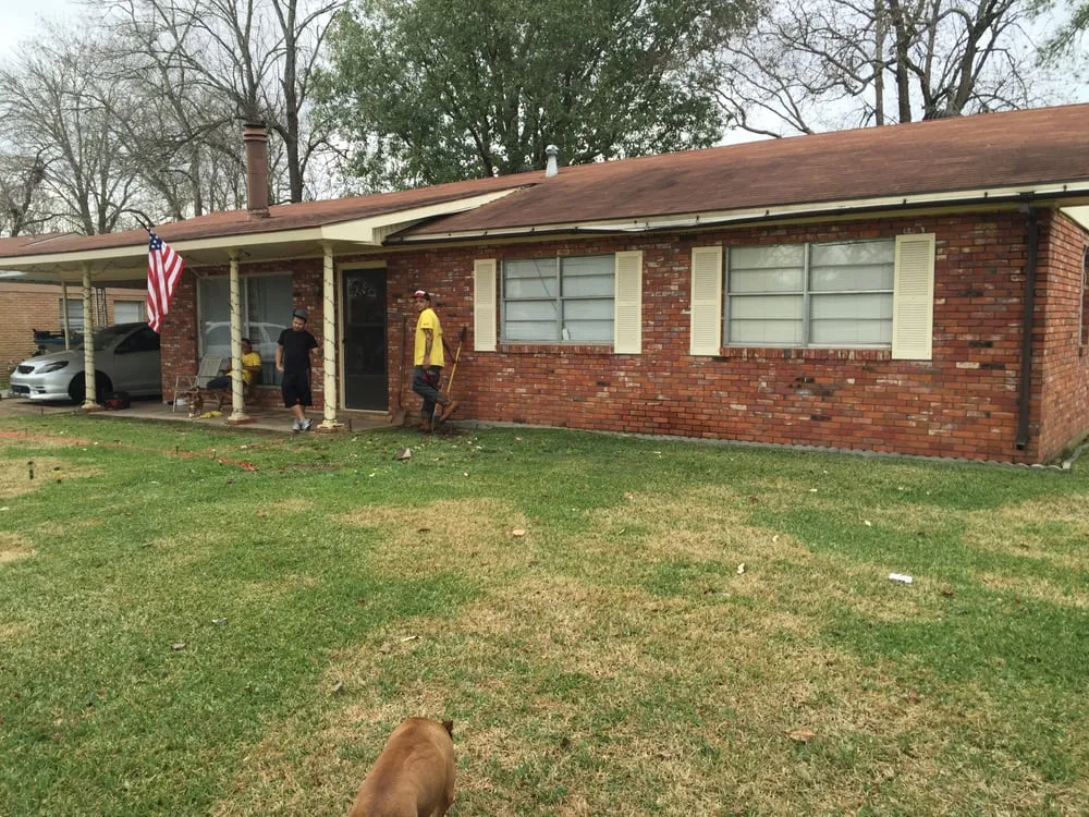 Affordable lawn mowing service in Alexandria, LA by Grass Hopper Lawn Care