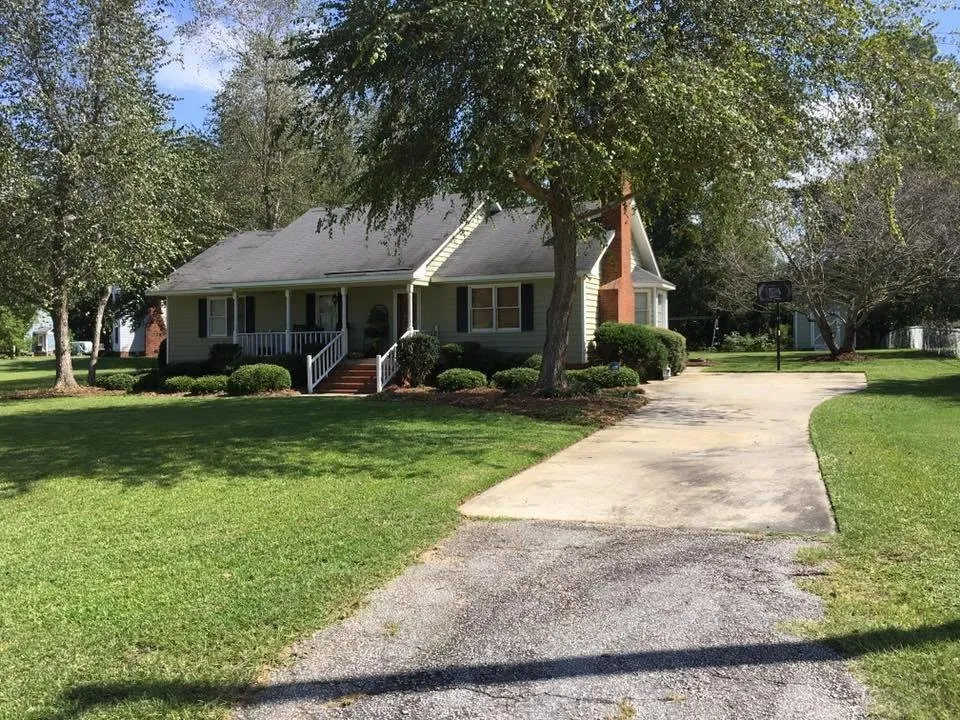 Custom yard cleanup service for homes in Summerville, SC by Grass Masters Of South Carolina