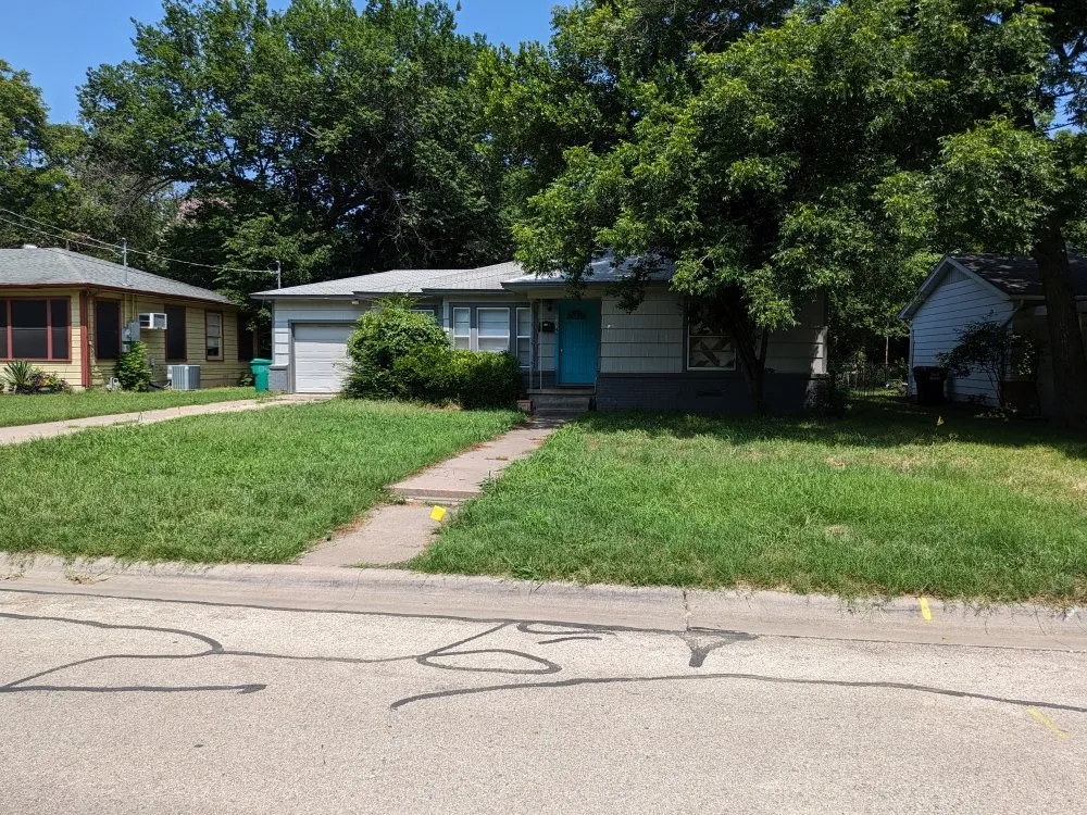 Custom lawn mowing service near you in Denton, TX by Grassguru