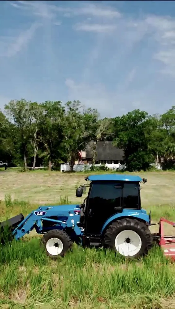 Custom yard cleanup service in Zephyrhills, FL by Grassworks