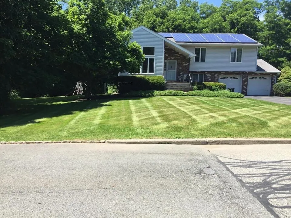Reliable lawn mowing service experts serving Cornwall, NY - Grassy Knoll