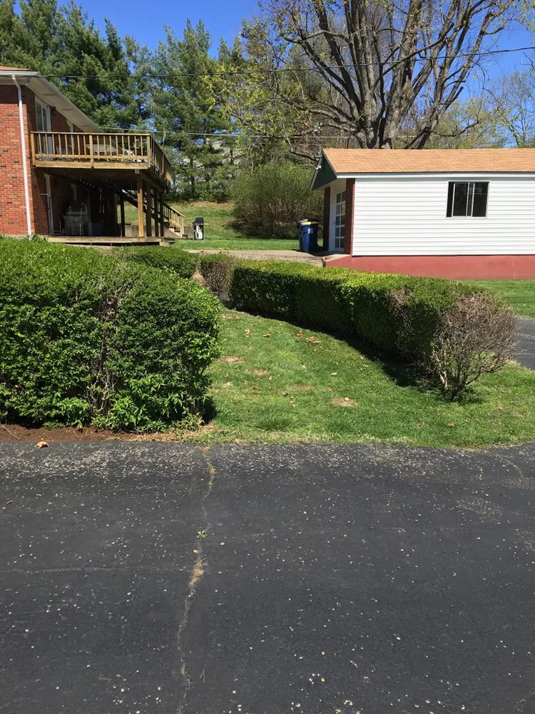 Custom garden landscaping in Louisville, KY by Gravel Blades Lawn & Landscape