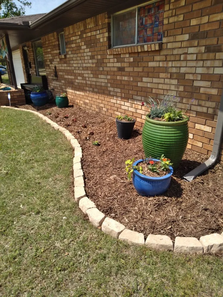 Reliable lawn care service experts serving Oklahoma City, OK - Grayhams Landscaping and Lawn Maintenance