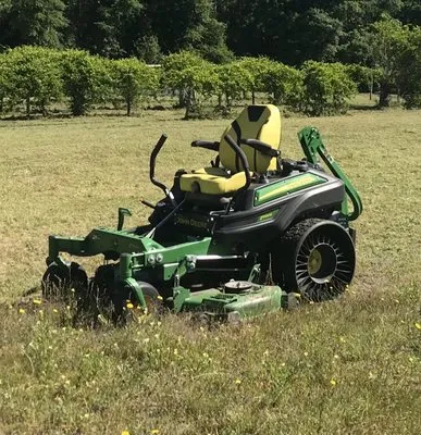 Grays Lawn and Grounds Logo