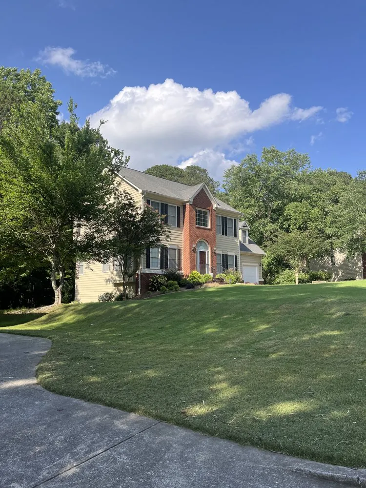 Professional lawn care service experts serving Snellville, GA - Grayson Lawn Solution