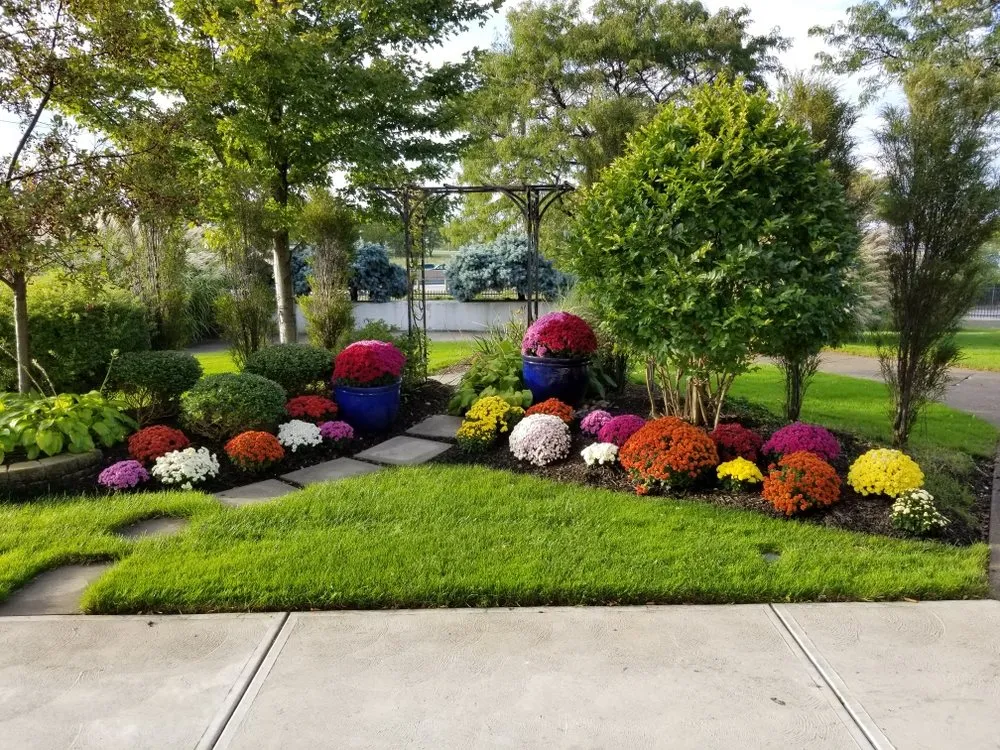 Reliable yard maintenance with custom design in Cleveland, OH by Great Lakes Landscaping