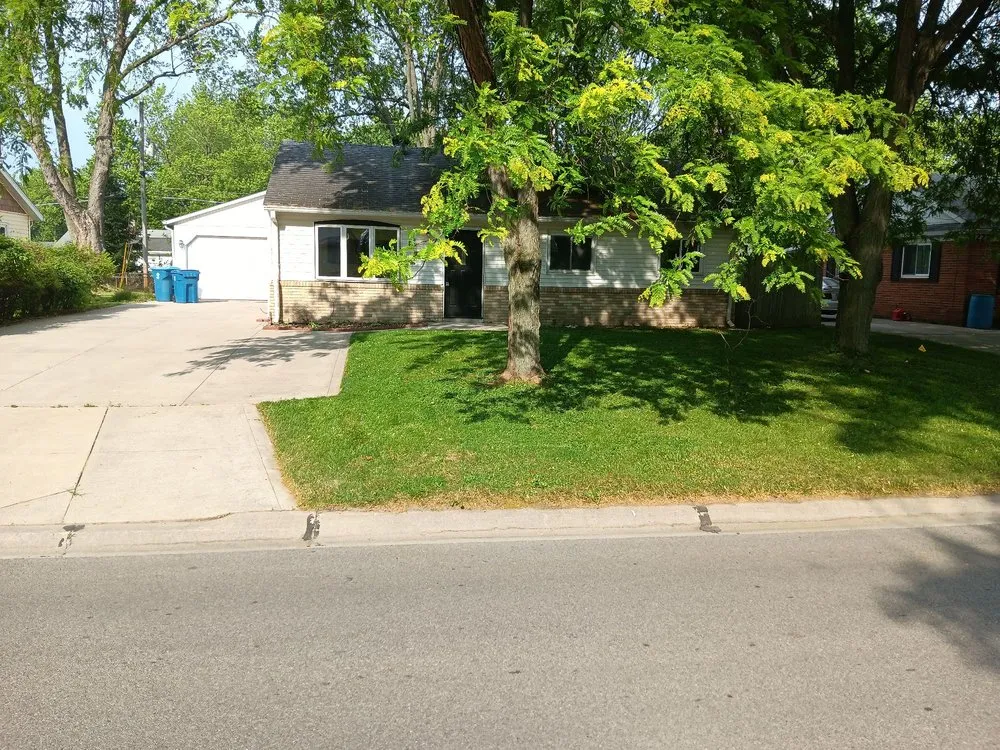 Trusted lawn care service in Fort Wayne, IN - Green Bost