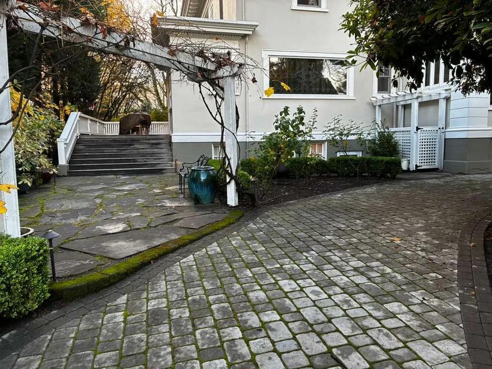 Custom landscaping services with custom design in Seattle, WA by Green Garden Landscaping