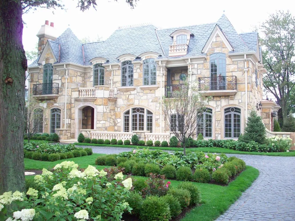 Custom lawn mowing service in Downers Grove, IL - Green Grass