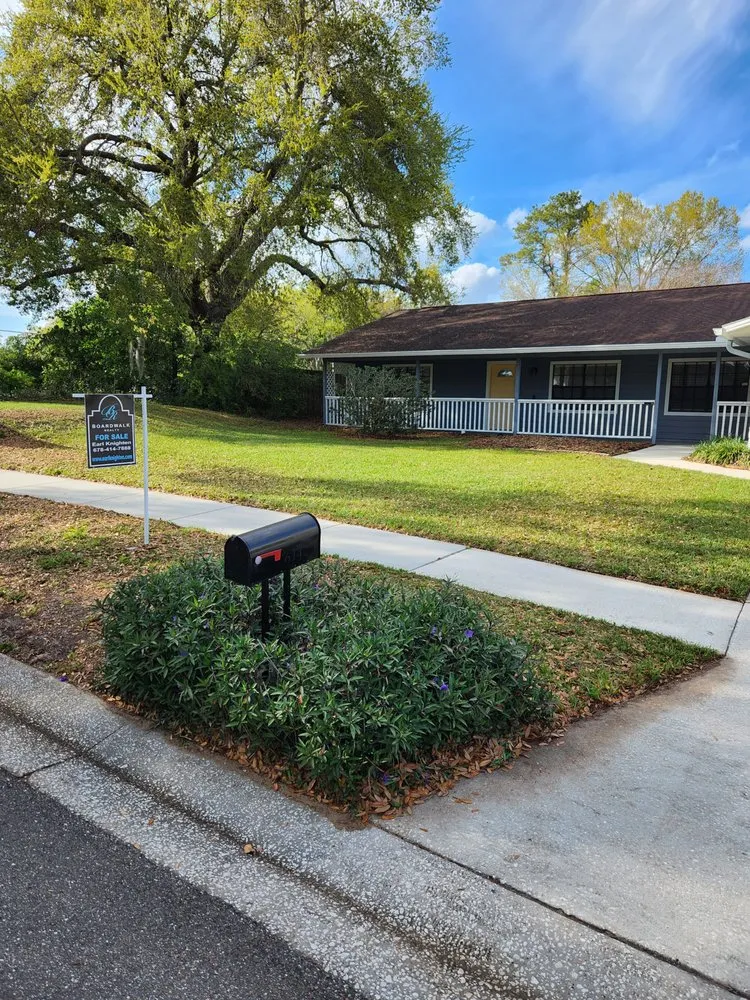 Reliable landscaping services experts serving Lakeland, FL - Green Iguana Lawn Service