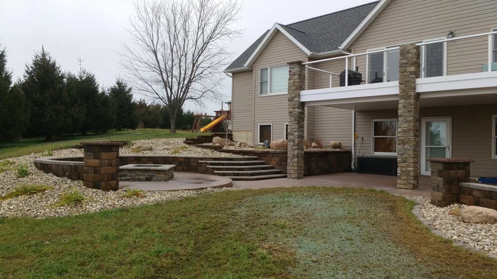 Custom garden landscaping experts serving Waverly, IA - Green Image