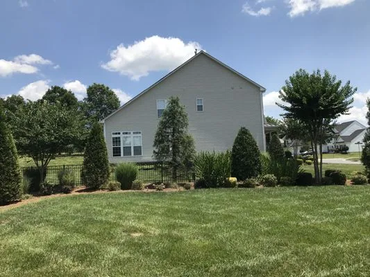 Green It Up Yardscapes Logo