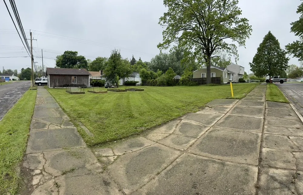 Affordable yard maintenance in Pontiac, MI by Green Kingdom