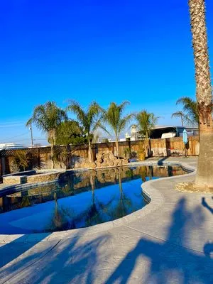 Green Land Maintenance and Landscaping Logo