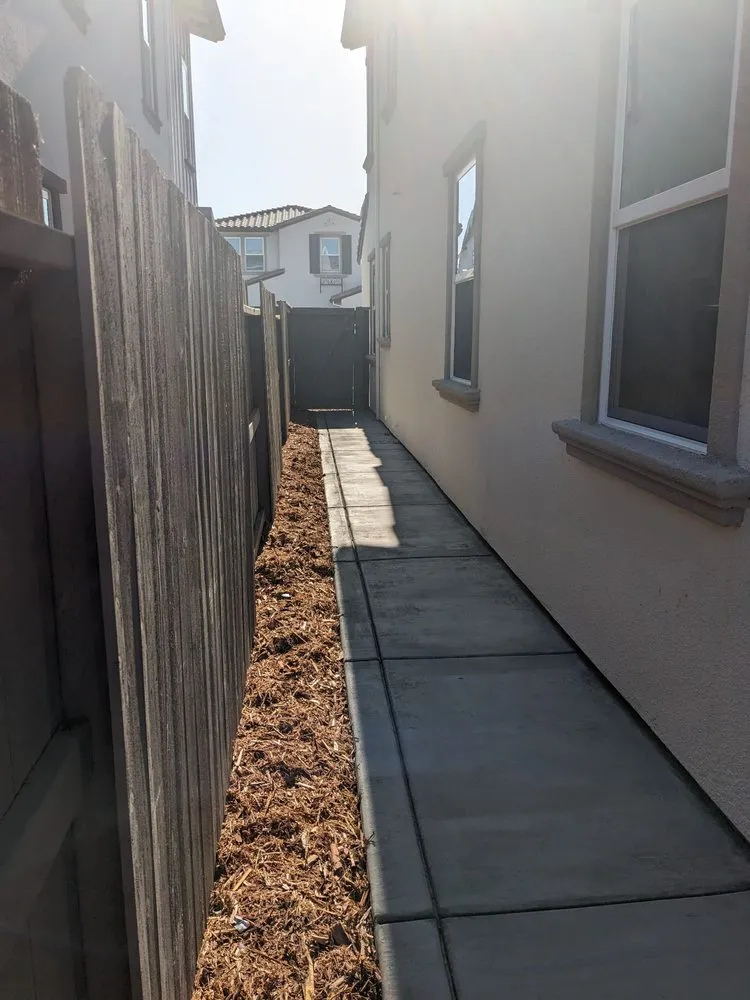Custom yard cleanup service for beautiful yards across Sacramento, CA - Green Landscaping