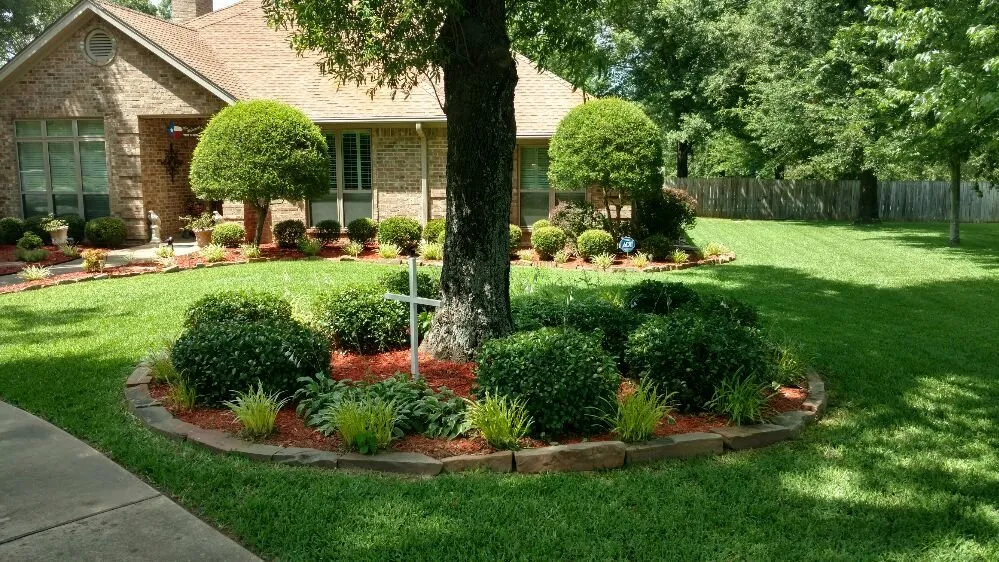Local yard maintenance with custom design across Paris, TX - Green Lawn and Landscape