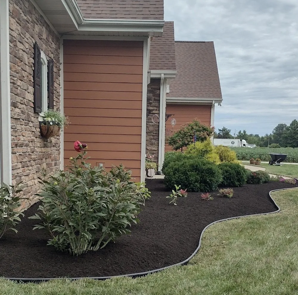 Professional residential landscaping in Fort Wayne, IN by Green Lawn Landscape & Lawncare