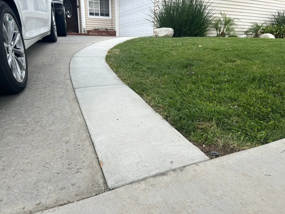 Expert lawn care service with custom design across Santa Clarita, CA - Green Lawn Landscape