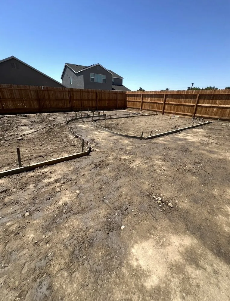 Local lawn mowing service with custom design in Woodlake, CA by Green Lawn Service