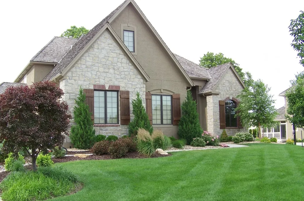 Top-rated yard cleanup service for year-round maintenance across Shawnee, KS - Green Lawn