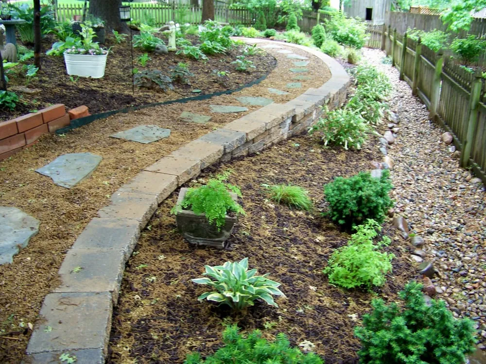 Trusted yard cleanup service in Shawnee, KS - Green Lawn