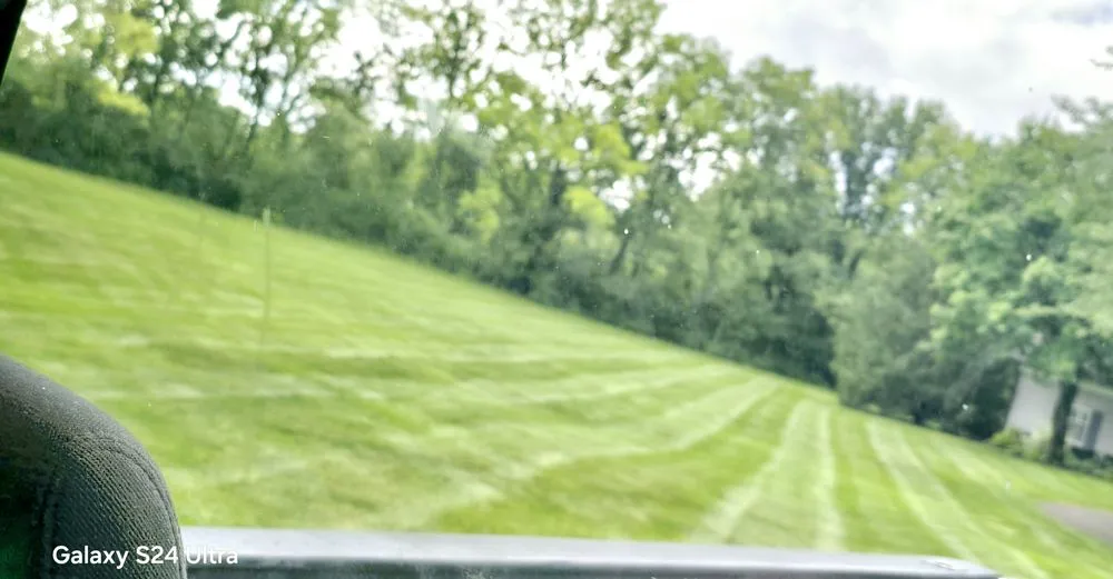 Expert lawn mowing service experts serving Indianapolis, IN - Green Lawn Solutions