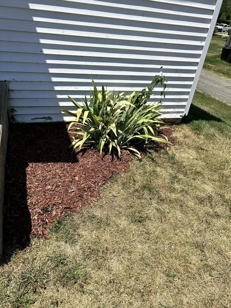 Custom garden landscaping in Washington Court House, OH by Green Lawns By Jesse