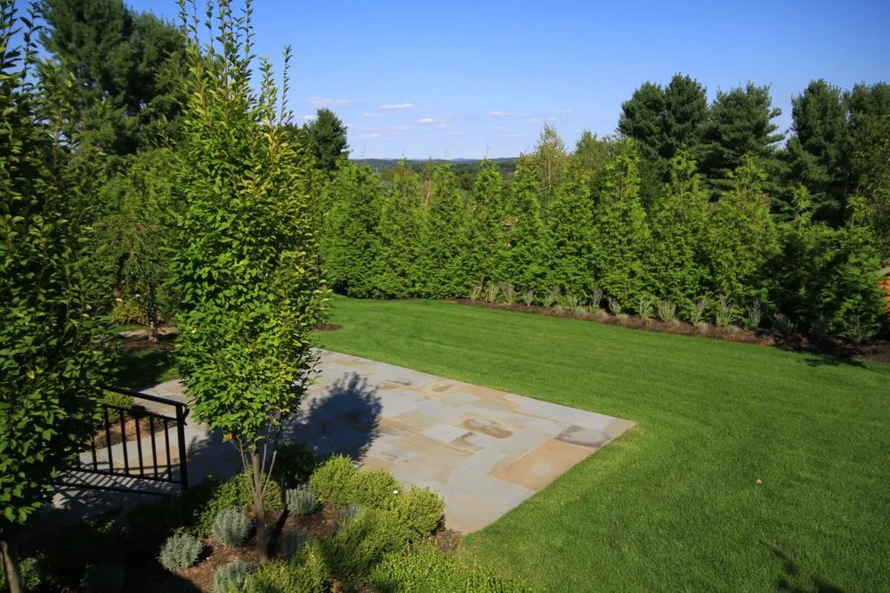 Local yard maintenance experts serving Spring Valley, NY - Green Lawns